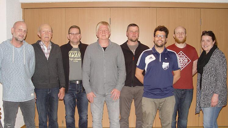 Vorsitzender Ulrich Garup (links) und seine Vize Claudia Wehner (rechts) ehrten für langjährige Vereinstreue Gerd Metz, Herbert Pfrang, Joachim Schmitt, Robert Goll, Marcel Hartmann und Alexander Metz.  Foto: Wolfgang Wimmel