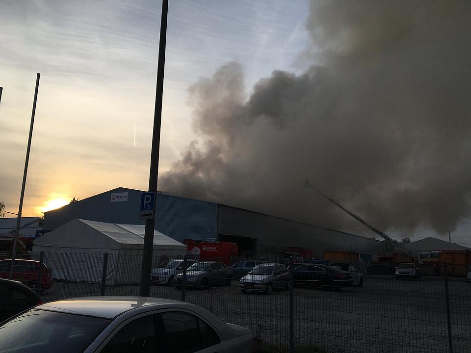 Großbrand in Nürnberg: Rauchwolken ziehen über die Stadt