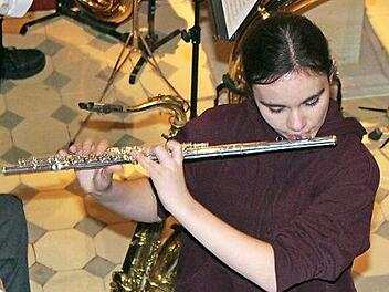 Eva Motschenbacher spielte mit ihrer Querflöte zur Musik aus dem Film "Fluch der Karibik". Foto: Roland Dietz