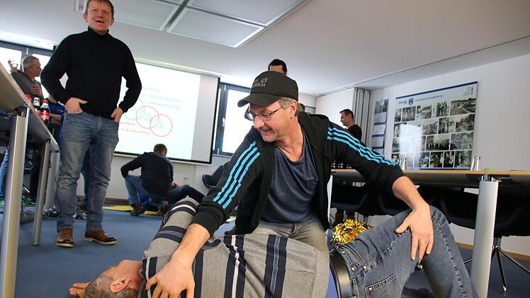 Mit einem Handgriff dreht sich der Kollege in die stabile Seitenlage. Foto: Ralf Ruppert