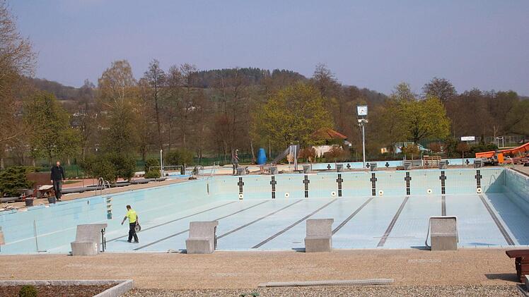 Das Schwimmerbecken für den Saisonbeginn hergerichtet. Foto: Jürgen Gärtner