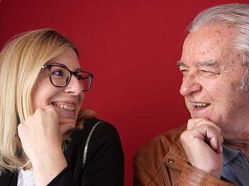 Körpersprache spielt beim Flirten eine wichtige Rolle. Daniela Sandner und Hans Driesel haben sich launige Gedanken über Flirt-Erfolge gemacht.Diana Fuchs