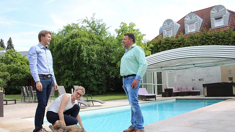 Sind Wasserfans: Thomas (links) und Kerstin Löffler aus Kronach, denen eines der schönsten Schwimmbäder  Europas gehört. Der Clou - das Dach lässt sich minutenschnell  öffnen. Gebaut hat die Poolanlage  der Mainleuser  Karsten Höhlein (rechts), der dafür mit dem  europäischen Schwimmbad-Oscar  ausgezeichnet worden ist.  Foto: Stephan Tiroch