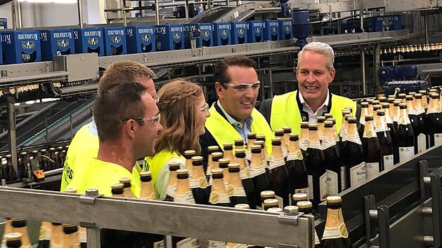 Die Kulmbacher Brauerei hatte Unternehmer Ralf D&uuml;mmel und die Erfinder des "Taste Hero" zu einer Unternehmensf&uuml;hrung eingeladen. Unser Bild zeigt (von rechts) Vorstandssprecher Markus Stodden und Investor Ralf D&uuml;mmel mit Jana Schade, ihrem Vater J&uuml;rgen Schade, und Thorsten Sch&auml;fer. Foto: Kulmbacher Brauerei