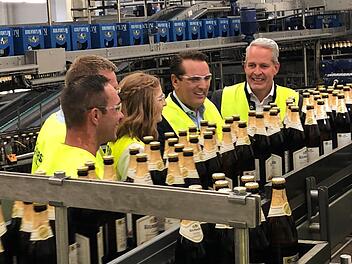 Die Kulmbacher Brauerei hatte Unternehmer Ralf Dümmel und die Erfinder des "Taste Hero" zu einer Unternehmensführung eingeladen. Unser Bild zeigt (von rechts) Vorstandssprecher Markus Stodden und Investor Ralf Dümmel mit Jana Schade, ihrem Vater Jürgen Schade, und Thorsten Schäfer. Foto: Kulmbacher Brauerei