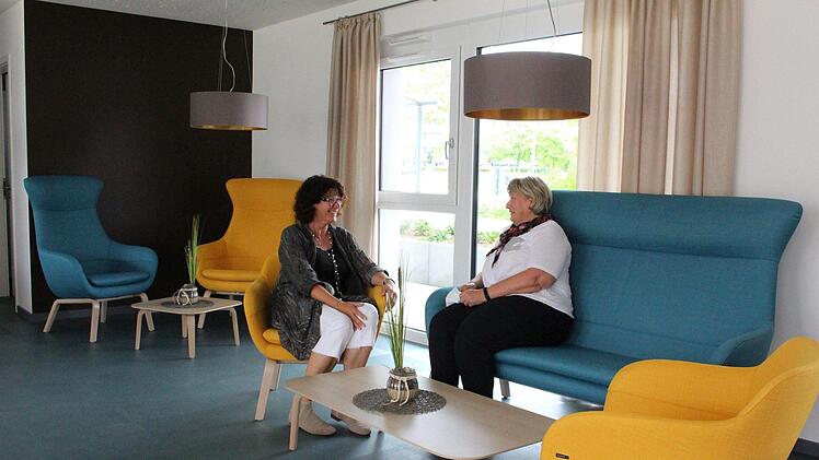 Gaby Storzer (links) und Barbara Reißmann im gemütlichen Foyer der Wohnanlage. Foto: Ulrike Nauer