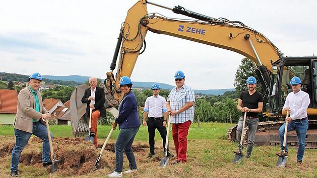 Unser Bild zeigt beim Spatenanstich (von links nach rechts): Daniel Wehner (1.&nbsp; B&uuml;rgermeister), Klaus Maa&szlig;en (Ingenieurb&uuml;ro Stubenrauch), Silvia Metz (2. &nbsp;B&uuml;rgermeisterin), Jan-Michael Derra (Ingenieurb&uuml;ro Stubenrauch), Egon Gessner (3.&nbsp; B&uuml;rgermeister), Steffen Hartmann (Zehe GmbH) und Tony May (Gemeinderat). Foto: Charlotte Wittnebel-Schmitz