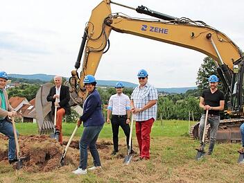 Unser Bild zeigt beim Spatenanstich (von links nach rechts): Daniel Wehner (1.  Bürgermeister), Klaus Maaßen (Ingenieurbüro Stubenrauch), Silvia Metz (2.  Bürgermeisterin), Jan-Michael Derra (Ingenieurbüro Stubenrauch), Egon Gessner (3.  Bürgermeister), Steffen Hartmann (Zehe GmbH) und Tony May (Gemeinderat). Foto: Charlotte Wittnebel-Schmitz