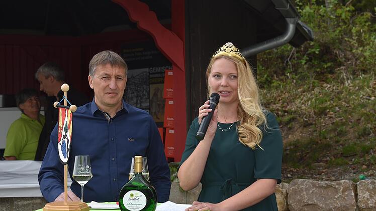 Bürgermeiter Rainer Morper und Weinprinzessin Mirjam Gößmann-Schmitt stellten den Jubiläumswein vor.