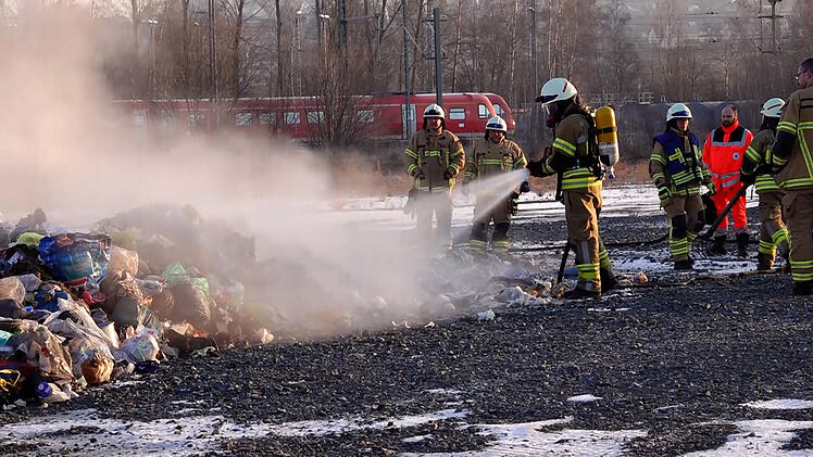 Zwei Arbeiter bei Explosion in Müllwagen verletzt: Müll auf Straße und Autos verteilt