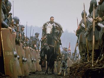 "Gladiator" Feldherr Maximus (Russell Crowe) führt sein Heer gegen die Germanen in die Schlacht und ist siegreich.