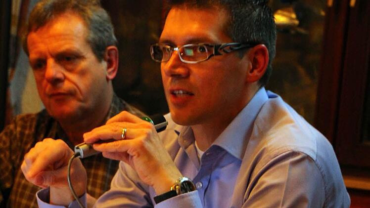 Bei der Spielgruppentagung des Fußballkreises Schweinfurt berichtet Kreisspielleiter Jürgen Pfau über die Laptop-Aktion des Bayerischen - Fußball - Verbands. Gruppenspielleiter Ludwig Kuhn hört aufmerksam zu. Foto: Thomas
