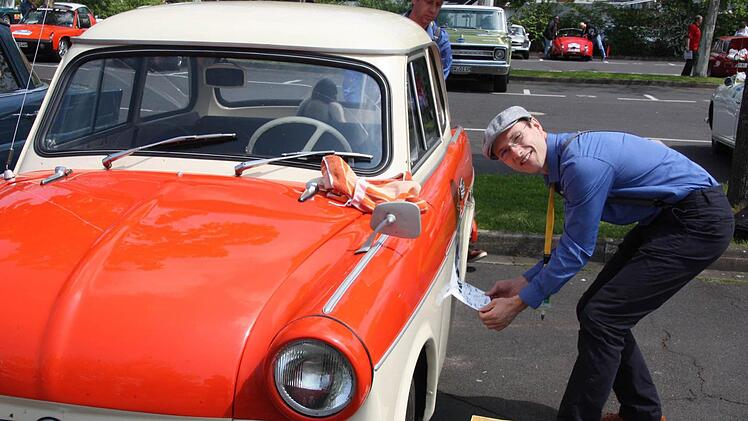 Tobias Wegner (rechts) und Beifahrer Sebastian Erhard sind das erste Mal dabei. Ihr Trabant P 50/1 wurde 1961 gebaut.