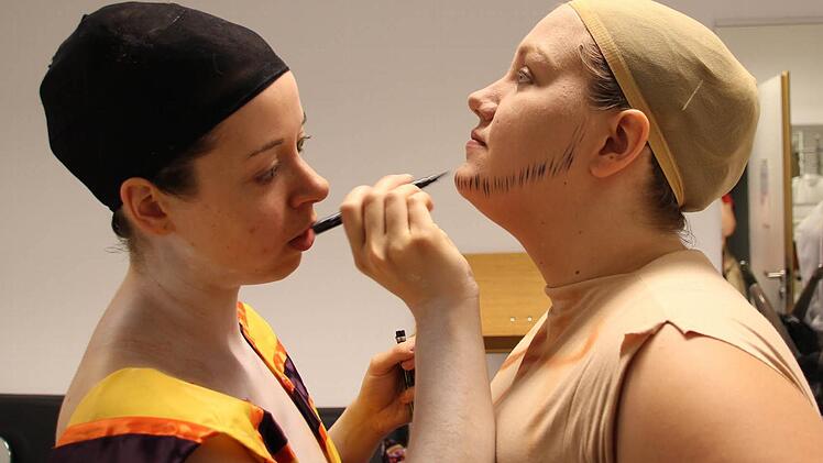 nun noch das Make-up, ein verwegener Piratenbart, Narben und der Rest des Kostüms und die Verwandlung in den Marinesoldat "Smoker" aus "One Piece" ist perfekt.