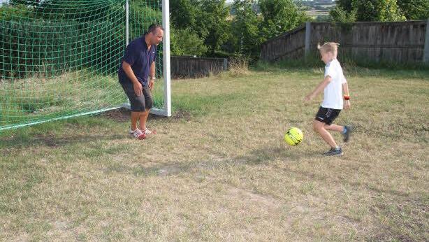 Der Bolzplatz in der Siedlung Geothestraße/Schillerstraße kann schon bespielt werden, zeigen Knut Marckmann und sein Sohn Luca(10).