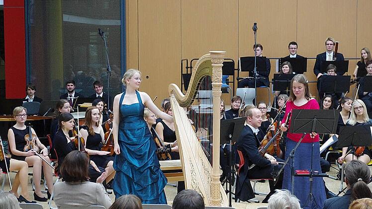 Anna-Maria Frankenberger und Ines Hauer (von links) erwiesen sich als Meisterinnen auf ihren Instrumenten.  Fotos: Heike Schülein
