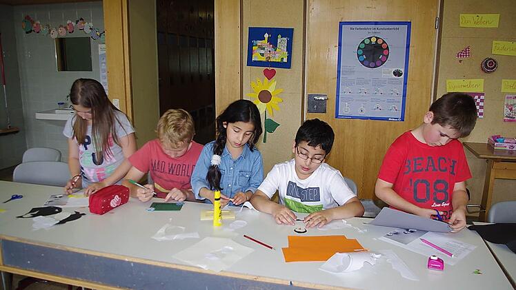 Jasmin, Nino, Esma, Mohamed und Dimi haben viel Spaß beim Basteln.