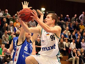 Erst für Deutschland in U18-Länderspielen erfolgreich auf Korbjagd, dann wieder Büffeln am KHG in Bamberg: Andreas Obst (r.). Foto: sportpress