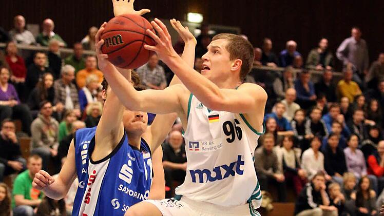 Erst für Deutschland in U18-Länderspielen erfolgreich auf Korbjagd, dann wieder Büffeln am KHG in Bamberg: Andreas Obst (r.). Foto: sportpress