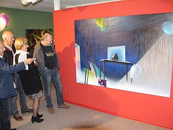 Rießbecks Werke wurden lebhaft diskutiert, wie hier (von links) von Wolfgang Köhler, Hans und Christa Henig und Walter Ullrich.  Fotos: Helmut Will