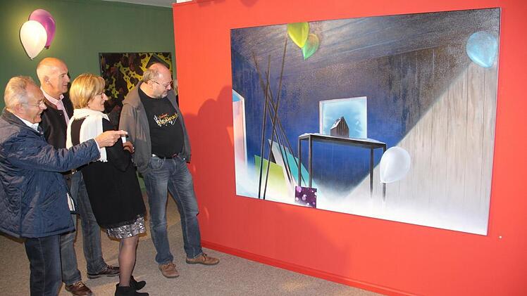 Rießbecks Werke wurden lebhaft diskutiert, wie hier (von links) von Wolfgang Köhler, Hans und Christa Henig und Walter Ullrich.  Fotos: Helmut Will