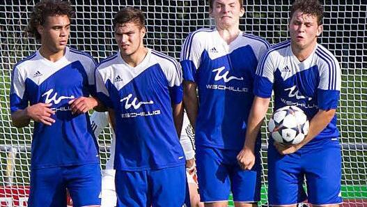 Wieder einmal viel zu brav und in manchen Situationen auch noch zu ängstlich präsentierten sich die Youngster des VfL Frohnlach bei der 0:2-Niederlage in Hof (von links): Tevin McCullough, Janik Schmitt, Yannik Zinke und Christopher Autsch. Fotos: Albert Höchstädter