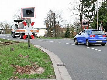 Derzeit endet der Gehweg entlang der Staatsstraße vor dem Bahnübergang. Er soll bis zum Norma-Parkplatz verlängert werden. Foto: Archiv/See