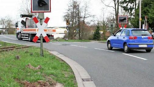 Derzeit endet der Gehweg entlang der Staatsstraße vor dem Bahnübergang. Er soll bis zum Norma-Parkplatz verlängert werden. Foto: Archiv/See
