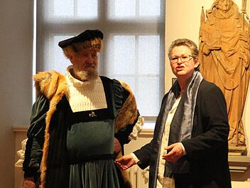 Gisela Lang erklärt das neue Gewand Lucas Cranachs. Foto: Mariell Dörrschmidt