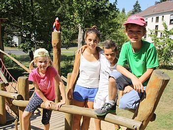 Das Klettergerüst in Form eines Piratenschiffes hat unseren Testern (von links) Elisabeth, Giulia, David und Johann auf dem Spielplatz der Henneberg-Siedlung besonders gefallen. Foto: Ralf Ruppert