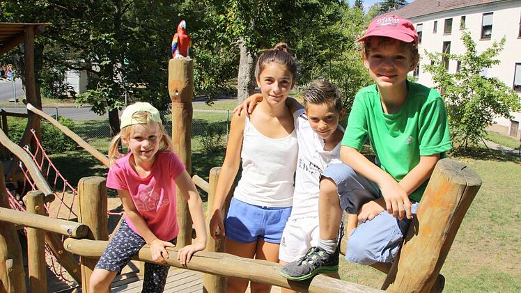 Das Klettergerüst in Form eines Piratenschiffes hat unseren Testern (von links) Elisabeth, Giulia, David und Johann auf dem Spielplatz der Henneberg-Siedlung besonders gefallen. Foto: Ralf Ruppert