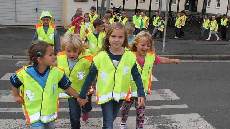 Die Erstklässler sind stolz auf ihre neuen signalgelben Westen, die sogar eine Kapuze haben. Foto: Sonja Adam
