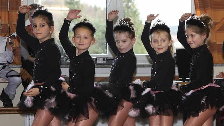 Körperbeherrschung ist alles: Bei ihrem Ballett glänzte die Minigarde der Stadtsteinacher Faschingsgesellschaft mit einer ansprechenden Choreographie. Fotos: Klaus Klaschka