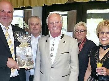 Bürgermeister Ralf Holzmann gratulierte Altbürgermeister Dieter Oertel mit dem ersten Exemplar der Chronik "700 Jahre Rugendorf". Unser Bild zeigt (von links) Bürgermeister Ralf Holzmann, Zweiten Bürgermeister Friedrich Rösch, Altbürgermeister Dieter Oertel, Dritte Bürgermeisterin Elisabeth Schmidt-Hofmann und die Partnerin von Dieter Oertel, Margit. Foto: Klaus-Peter Wulf