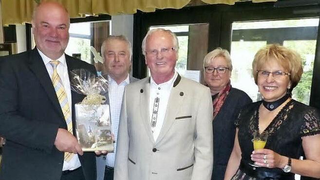 Bürgermeister Ralf Holzmann gratulierte Altbürgermeister Dieter Oertel mit dem ersten Exemplar der Chronik "700 Jahre Rugendorf". Unser Bild zeigt (von links) Bürgermeister Ralf Holzmann, Zweiten Bürgermeister Friedrich Rösch, Altbürgermeister Dieter Oertel, Dritte Bürgermeisterin Elisabeth Schmidt-Hofmann und die Partnerin von Dieter Oertel, Margit. Foto: Klaus-Peter Wulf