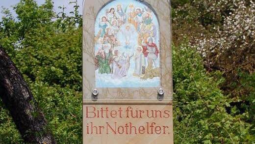 Aus Dankbarkeit hat die Familie Fischer das Denkmal am Vierzehnheiligenweg in Schwabthal aufgestellt. Foto: Andreas Welz