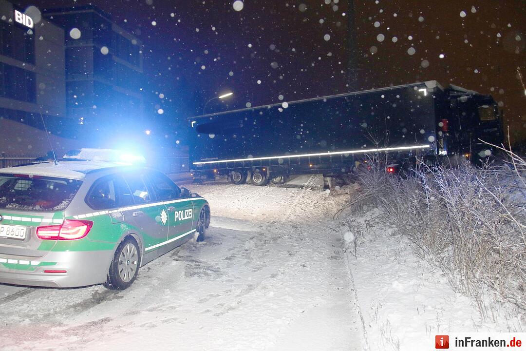 Sattelzug blockiert Gleise bei Weichengereuth