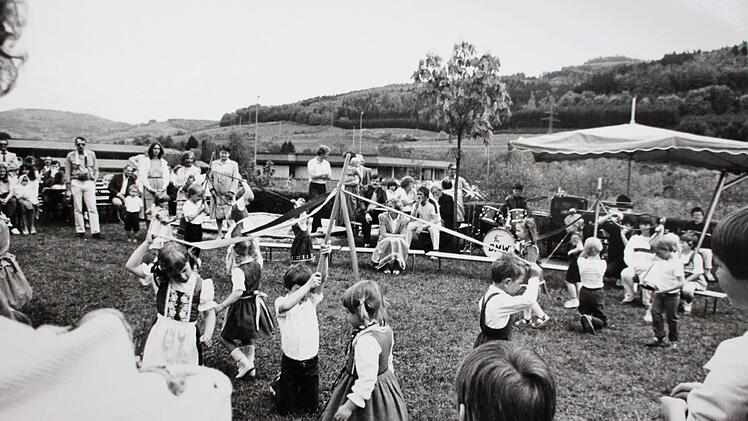 Kindergartenfest Anfang der 1980er Jahre   . Kindergarten Römershag