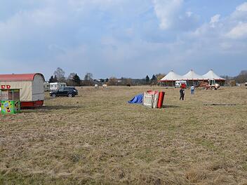 Der Circus Alessio Kaiser hat sich ohne Genehmigung auf dem Reihenzach-Gebiet niedergelassen. Das mag der Stadt gar nicht gefallen.  Fotos: Bernhard Panzer
