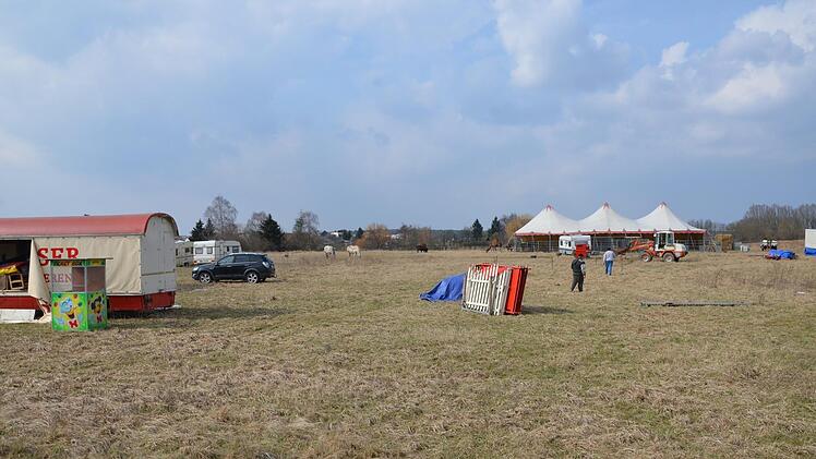 Der Circus Alessio Kaiser hat sich ohne Genehmigung auf dem Reihenzach-Gebiet niedergelassen. Das mag der Stadt gar nicht gefallen.  Fotos: Bernhard Panzer