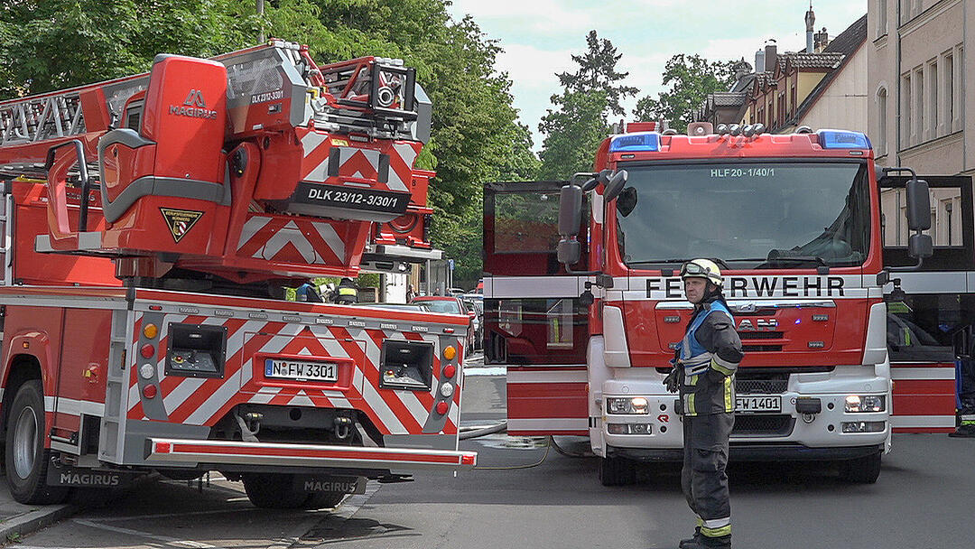 Nürnberg: Feuer in Wohnhaus - Feuerwehr rettet Bewohner