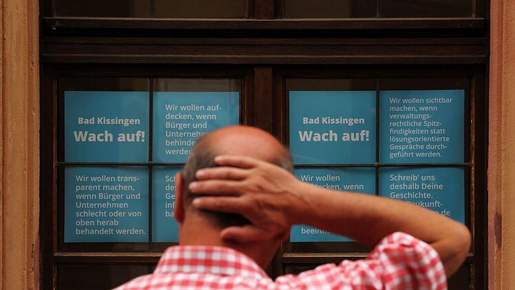 Hinweise auf die Aktion der Heiligenfelder in Sachen Zukunft Bad Kissingen finden sich auch am Alten Rathaus, wo sie die Vinothek betreiben. Foto: Siegfried Farkas