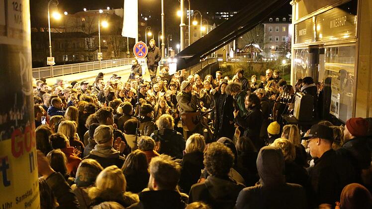 Nach kurzfristiger Konzertabsage: Max Herre gibt spontanes Straßenkonzert in Bad Kissingen . Foto: Benedikt Borst