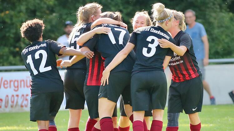 Die Ebenhäuserinnen bejubeln einen Treffer von Nicole Lutz gegen die SG Albertshausen/Nüdlingen. Zum Sieg reichte es für den Aufsteiger in die Bezirksliga dennoch nicht, denn der TSV schenkte eine komfortable 3:0-Führung noch her und spielte letztlich Remis.