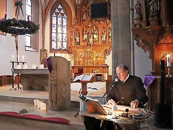 Gerhard Trinkwalter an seiner Zither in der sch&ouml;nen musikalischen Andacht in der Pfarrkirche in Marktgraitz