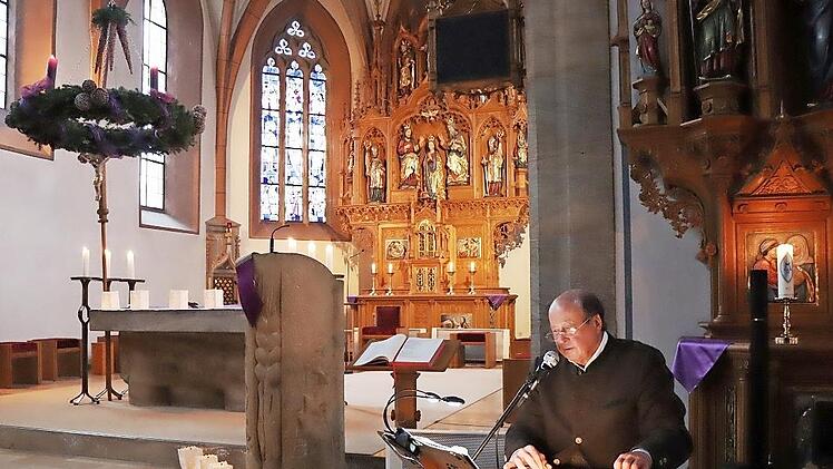 Gerhard Trinkwalter an seiner Zither in der sch&ouml;nen musikalischen Andacht in der Pfarrkirche in Marktgraitz