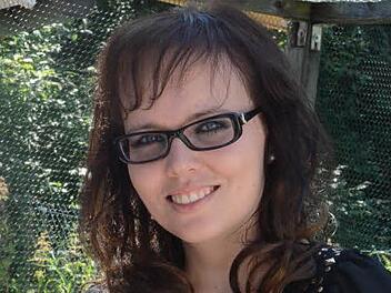 Jessica Karg aus Gundelsdorf hat sieben Wachteln in ihrer Obhut. Die Tierchen hegt und pflegt sie so, dass die sonst so scheuen Hühnervögel sogar zutraulich geworden sind. Foto: K.-H. Hofmann