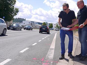 Passen die Markierungen auf der Fahrbahn zu den Plänen? Roland Daum (links) und Wolfgang Müller schauen sich die Dörfleser Ortsdurchfahrt noch einmal ganz genau an. Foto: Berthold Köhler