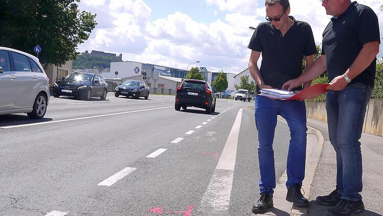 Passen die Markierungen auf der Fahrbahn zu den Plänen? Roland Daum (links) und Wolfgang Müller schauen sich die Dörfleser Ortsdurchfahrt noch einmal ganz genau an. Foto: Berthold Köhler