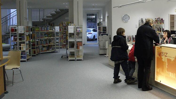 Nachdem die Zeit der Bauarbeiten und Umzüge abgeschlossen ist, erfreut sich das Biz an beiden Standorten, Schulzentrum und Marktplatz (unser Bild), wachsenden Zulaufs. Steigend sind sowohl die direkten Besuche in der Bücherei als auch die Nutzung der Online-Ausleihe.